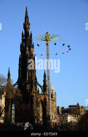 Le Scott Monument à Princess Street Gardens, l'hôte de manèges forains pendant la période précédant Noël. Banque D'Images