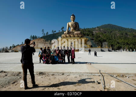 À l'Asiatique Bouddha gigantesque, Dordenma statue en construction dans les montagnes près de la ville de Thimphu au Bhoutan le 09 décembre 2014. Le coût total du projet est bien Dordenma Bouddha plus de 100 millions de dollars. Une fois terminé, il sera l'un des plus grands au monde rupas de Bouddha, à une hauteur de 169 pieds (51,5 mètres). Banque D'Images