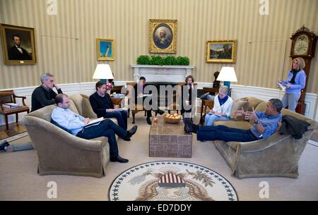 Le président américain Barack Obama parle avec les conseillers en sécurité nationale avant qu'un appel téléphonique avec le président russe Vladimir Poutine à propos de la situation en Ukraine dans le bureau ovale de la Maison Blanche le 1 mars 2014 à Washington, DC. Banque D'Images