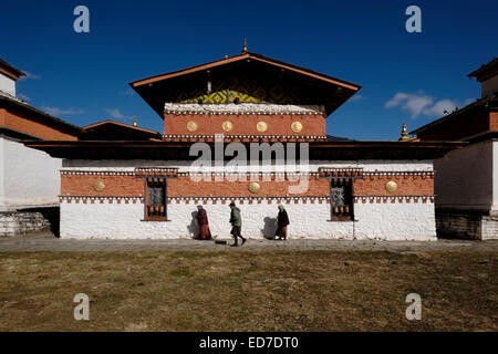 Les dévots bouddhistes conambulates le Jambay bouddhiste Lhakhang ou Temple de Maitreya un des 108 temples construits par le Tibétain Roi Songtsen Goenpo en 659 après J.-C., près de la ville de Bumthang au Bhoutan Banque D'Images