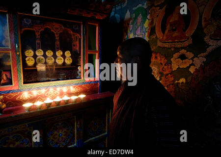 Un bouddhiste dévot à l'intérieur du temple de Tamshing Lakhang formellement le Tamshing Lhendup Chholing (Temple du bon message) ou Tamzhing Lhundrup construit en 1501 par Pema Lingpa et considéré comme le plus important au Bhoutan Nyingma goemba situé dans le district de Bumthang Bhoutan central dans Banque D'Images