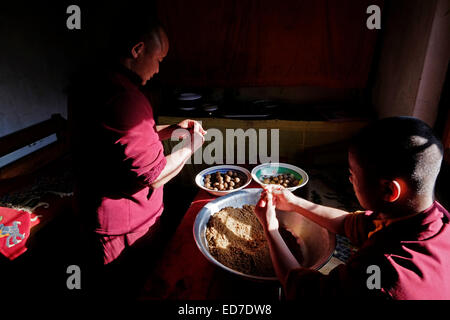 Les jeunes novices bouddhistes de préparer des aliments à l'Tamshing Lakhang officiellement le temple Lhendup Tamshing Chholing (Temple du bon message) ou Tamzhing Lhundrup construit en 1501 par Pema Lingpa et considéré comme le plus important au Bhoutan Nyingma goemba situé dans le district central de Bumthang Bhoutan Banque D'Images