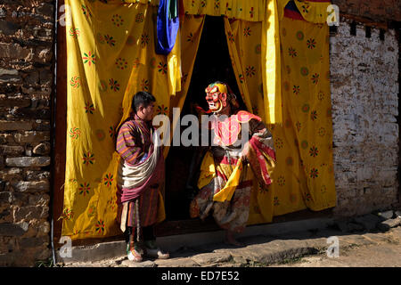 Danseur masqué sur sa façon de prendre part à une danse sacrée rares et anciens appelés Zhey pas effectuées ailleurs au Bhoutan au cours de l'assemblée annuelle du festival religieux Tshechu bhoutanais dans Ngang Lhakhang un monastère bouddhiste aussi connu comme le "temple' wan construit au 16ème siècle par un lama tibétain Namkha nom Samdrip dans la vallée de Choekhor Bumthang Bhoutan central District Banque D'Images