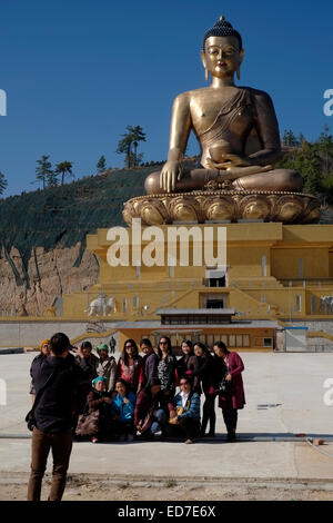 À l'Asiatique Bouddha gigantesque, Dordenma statue en construction dans les montagnes près de la ville de Thimphu au Bhoutan le 09 décembre 2014. Le coût total du projet est bien Dordenma Bouddha plus de 100 millions de dollars. Une fois terminé, il sera l'un des plus grands au monde rupas de Bouddha, à une hauteur de 169 pieds (51,5 mètres). Banque D'Images