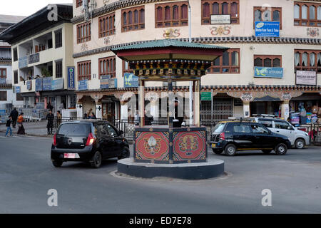 Un policier à globes blancs de la Royal Bhutan police dirige et contrôle la circulation alors qu'il se trouve dans une cabine décorative au rond-point connu sous le nom de « cercle de circulation » dans la ville de Thimphu dit être l'une des deux seules capitales du monde sans feux de signalisation. Bhoutan Banque D'Images