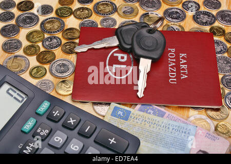 Documents clés de voiture et de l'argent pièce sur la table Banque D'Images