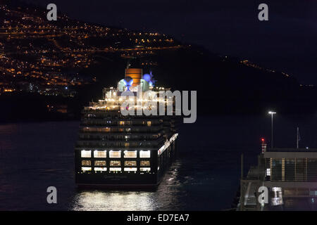 Cunard Queen Victoria à Madère au petit matin. Banque D'Images