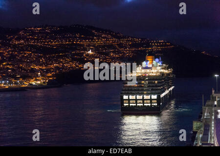 Cunard Queen Victoria à Madère au petit matin. Banque D'Images