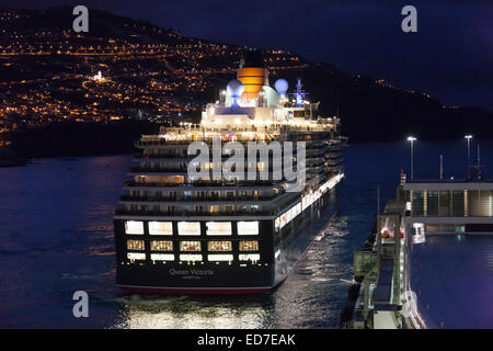 Cunard Queen Victoria à Madère au petit matin. Banque D'Images