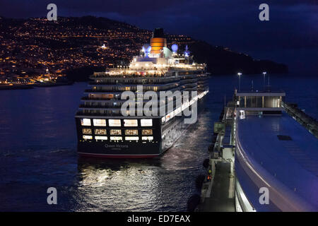 Cunard Queen Victoria à Madère au petit matin. Banque D'Images