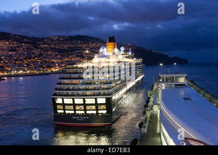 Cunard Queen Victoria à Madère au petit matin. Banque D'Images