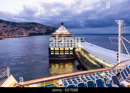 Cunard Queen Victoria amarré à Madère au petit matin. Banque D'Images