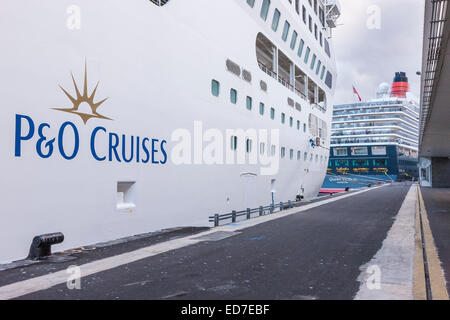 La reine Victoria et P&O Oceana amarré à Madère. Banque D'Images