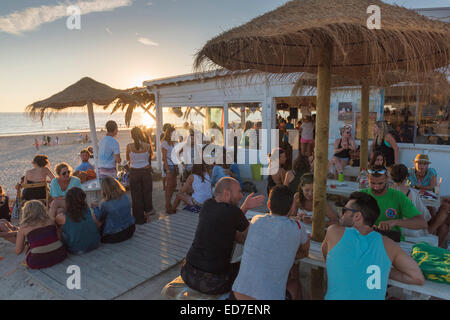 Bar de plage Bienestar Tarifa, Costa de la Luz, Cadix, Andalousie, espagne. Banque D'Images