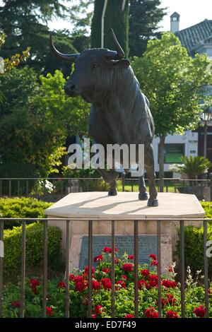 Bull statue devant les arènes, la Plaza de Toros, Ronda, Costa del Sol, Andalousie, Espagne Banque D'Images