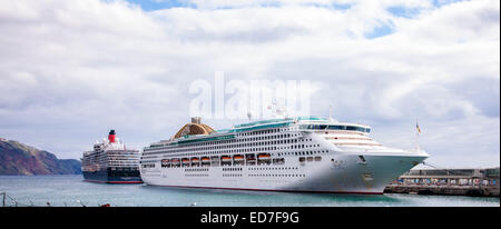 La reine Victoria et P&O Oceana amarré à Madère. Banque D'Images