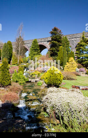 Les cascades de Kilver Court Gardens au printemps, Glastonbury, Somerset, England, UK Banque D'Images