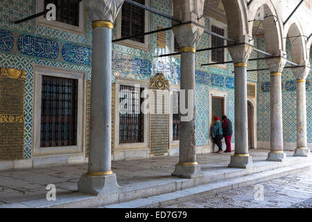 Les touristes voir trimestres au Harem du Palais de Topkapi, Topkapi Sarayi, partie de l'Empire Ottoman, Istanbul, République de Turquie Banque D'Images