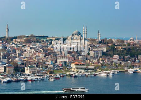 Cityscape Skyline et de la Mosquée Bleue et de passagers bateau sur Bosphore à Istanbul, République de Turquie Banque D'Images