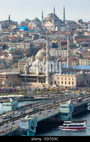 Yeni Camii, la Grande Mosquée, la Mosquée bleue (derrière), Golden Horn, ferry boat sur Bosphore, Istanbul, Turquie Banque D'Images