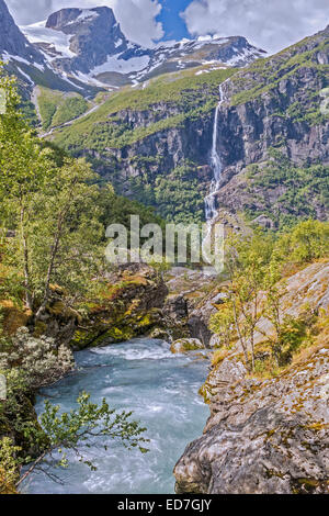 Rivière dans les montagnes du Parc National de Jostedalsbreen Norvège Banque D'Images