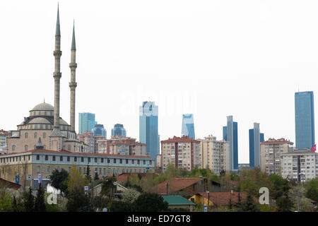 Mosquée traditionnelle contraste avec les gratte-ciel du quartier des affaires financières, Levent à Istanbul, République de Turquie Banque D'Images Mosquée traditionnelle contraste avec les gratte-ciel du quartier des affaires financières, Levent à Istanbul, République de Turquie Banque D'Images