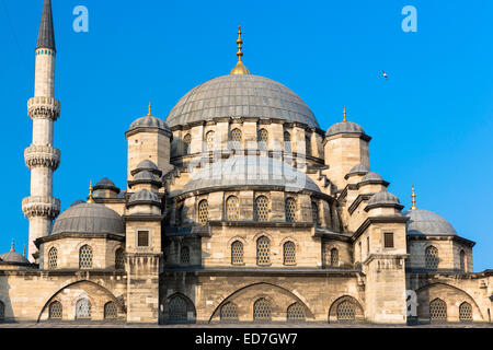 Yeni Camii, la nouvelle mosquée monument avec les dômes et les minarets à Istanbul, République de Turquie Banque D'Images