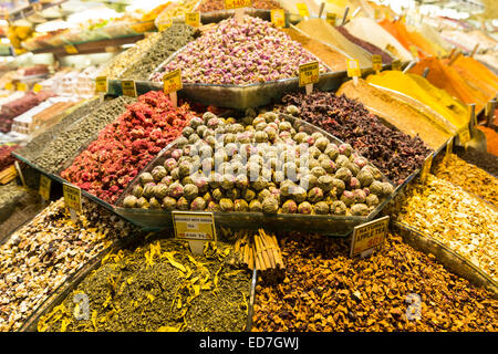 Spécialité traditionnelle les feuilles de thé et de jasmin fleurs Hibiscus dans Misir Carsisi Bazar égyptien marché alimentaire, Istanbul, Turquie Banque D'Images