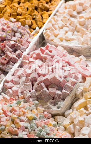 Sucreries traditionnels turcs, Lokum, dans Misir Carsisi Bazar égyptien de l'alimentation et le marché aux épices, Istanbul, Turquie Banque D'Images