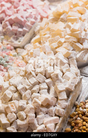 Sucreries traditionnels turcs, Lokum, dans Misir Carsisi Bazar égyptien de l'alimentation et le marché aux épices, Istanbul, Turquie Banque D'Images