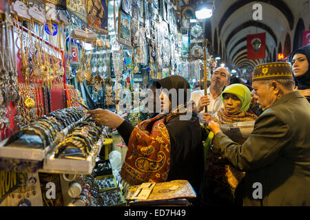 Vue de l'acheteur sur l'affichage de bijoux à vendre dans le Misir Carsisi Bazar égyptien de l'alimentation et le marché aux épices à Istanbul, Turquie Banque D'Images