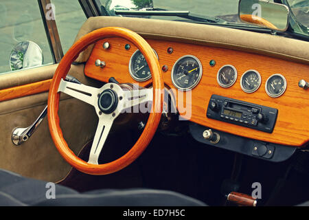 Intérieur en bois antique de la voiture de luxe. Rétro effet photographique Banque D'Images