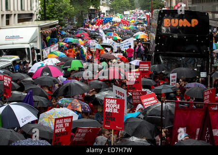 Pride Parade à Londres 2014 comprend : la pluie couler sur les participants à Londres Gay Pride 2014 Où : London, Royaume-Uni Quand : 28 Juin 2014 Banque D'Images