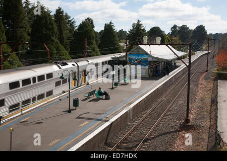 Les passagers attendent le train Intercity electric powered au Blackheath Railway Station Blue Mountains NSW Australie Banque D'Images