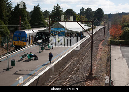 Les passagers attendent le train Intercity electric powered au Blackheath Railway Station Blue Mountains NSW Australie Banque D'Images