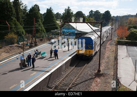 Les passagers attendent le train Intercity electric powered au Blackheath Railway Station Blue Mountains NSW Australie Banque D'Images