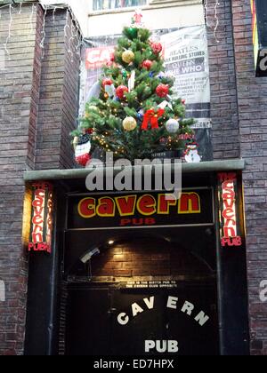 Cavern public house à Liverpool avec un arbre de Noël au-dessus de l'entrée. Banque D'Images