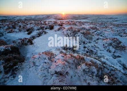 Lever du soleil sur le long Mynd, vus de l'Stiperstones, Shropshire, Angleterre. Banque D'Images