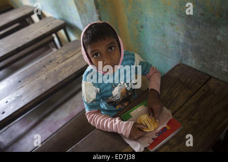 Dhaka, Bangladesh. 31 Dec, 2014. Les enfants de l'école plus proche de chantier de recyclage de navires à Dhaka.Il y a plus de 35 chantiers navals en vieux Dhakas Keraniganj domaine dans la berge de la rivière, Burigonga où de petits navires, lance et paquebots sont construits et réparés autour de l'horloge.Environ 15 000 personnes travaillent dans des conditions extrêmement dangereuses gagner des savoirs traditionnels. 400 BDT (1 USD  = 78 BDT) qu'ils n'obtiennent pas l'équipement de sécurité de la station d'propriétaires et les accidents sont fréquents.La plupart des chantiers privés, utiliser la plaque moteur, machines et composants de l'ancien navire marchand recueillies auprès de nombreuses industries de recyclage des navires situé à Banque D'Images