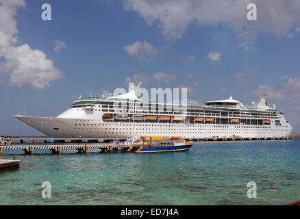 Paquebot moderne visiter port d'appel des Caraïbes Banque D'Images