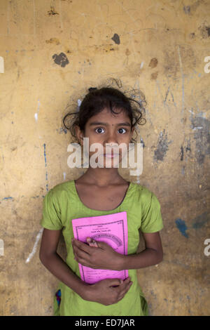 Dhaka, Bangladesh. 31 Dec, 2014. Les enfants de l'école plus proche de chantier de recyclage de navires à Dhaka.Il y a plus de 35 chantiers navals en vieux Dhakas Keraniganj domaine dans la berge de la rivière, Burigonga où de petits navires, lance et paquebots sont construits et réparés autour de l'horloge.Environ 15 000 personnes travaillent dans des conditions extrêmement dangereuses gagner des savoirs traditionnels. 400 BDT (1 USD  = 78 BDT) qu'ils n'obtiennent pas l'équipement de sécurité de la station d'propriétaires et les accidents sont fréquents.La plupart des chantiers privés, utiliser la plaque moteur, machines et composants de l'ancien navire marchand recueillies auprès de nombreuses industries de recyclage des navires situé à Banque D'Images