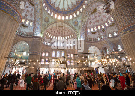 Les touristes voir les dômes de la Mosquée Bleue, Sultanahmet Camii ou Mosquée Sultan Ahmed 17e siècle à Istanbul, Turquie Banque D'Images