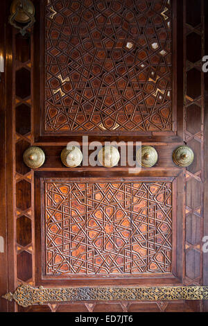 Porte d'entrée sculptée en bois orné à la Mosquée Bleue, Sultanahmet Camii ou Mosquée Sultan Ahmed, Istanbul, Turquie Banque D'Images