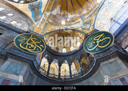 Détail de l'ornate dome volets panneau calligraphique à Sainte-Sophie, le Musée Ayasofya Muzesi, mosquée à Istanbul, Turquie Banque D'Images