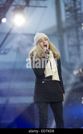 Berlin, Allemagne. 31 Décembre, 2014. Singer Katherine Jenkins joue sur la scène lors d'une répétition de la Saint-Sylvestre à la porte de Brandebourg à Berlin, Allemagne du 31 décembre 2014. Les visiteurs du monde entier sont attendus pour célébrer le Nouvel An 2014 à la porte de Brandebourg le long de la 'Strasse des 17. Juni' à Berlin. Photo : Joerg Carstensen/dpa/Alamy Live News Banque D'Images