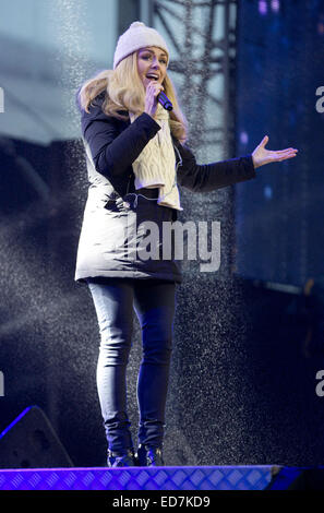 Berlin, Allemagne. 31 Décembre, 2014. Singer Katherine Jenkins joue sur la scène lors d'une répétition de la Saint-Sylvestre à la porte de Brandebourg à Berlin, Allemagne du 31 décembre 2014. Les visiteurs du monde entier sont attendus pour célébrer le Nouvel An 2014 à la porte de Brandebourg le long de la 'Strasse des 17. Juni' à Berlin. Photo : Joerg Carstensen/dpa/Alamy Live News Banque D'Images