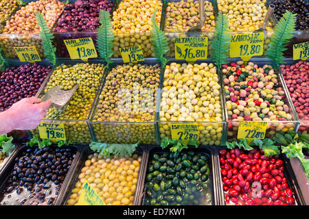Olives vertes et noires avec livre turque : Billets en vente au marché alimentaire dans le quartier de Kadikoy côté asiatique d'Istanbul, Turquie Banque D'Images