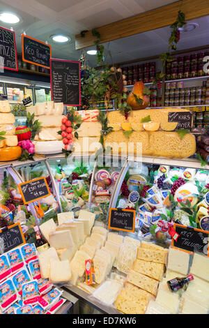 Fromage turc et les produits laitiers dans l'armoire réfrigérée au marché alimentaire, quartier Kadikoy côté asiatique d'Istanbul, est de la Turquie Banque D'Images