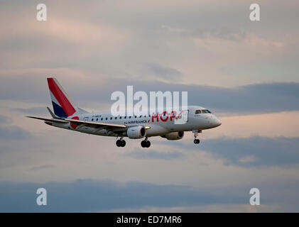 Hop (Air France) Embraer 170LR (ERJ-170 l'atterrissage à l'aéroport de Dyce Aberdeen, Ecosse. 9390 SCO. Banque D'Images