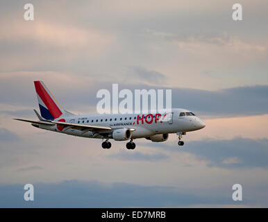 Hop (Air France) Embraer 170LR (ERJ-170 l'atterrissage à l'aéroport de Dyce Aberdeen, Ecosse. 9392 SCO. Banque D'Images